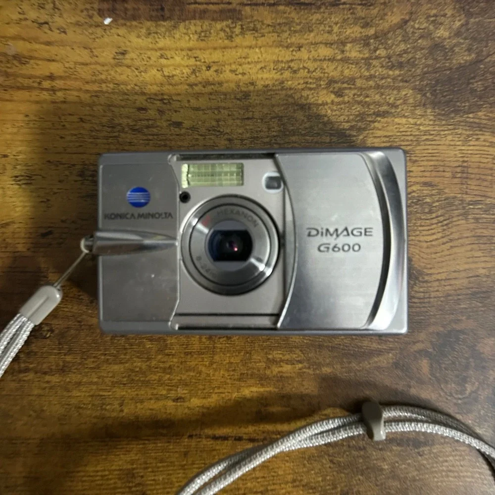 Konica Minolta DiMAGE G600 Digital Camera 6.0MP 3x Optical Zoom Silver As-Is